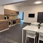 T&k - - 4-7 - Private Parking - Wifi - Fully Equipped Kitchen *
