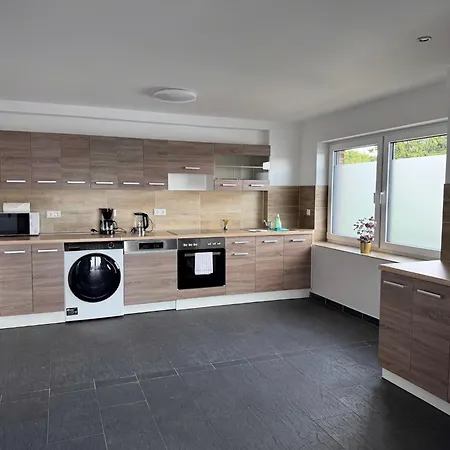 T&k - - 4-7 - Private Parking - Wifi - Fully Equipped Kitchen Apartment