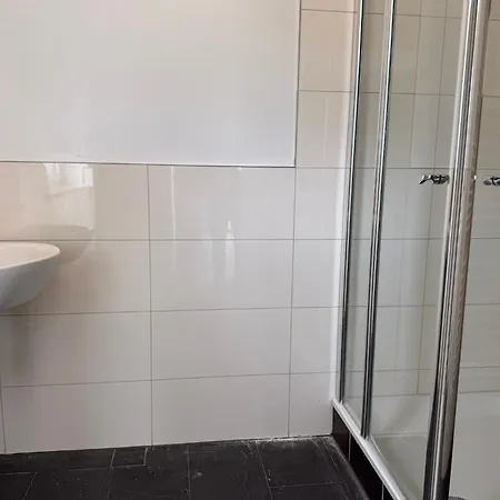 T&k - - 4-7 - Private Parking - Wifi - Fully Equipped Kitchen Apartment