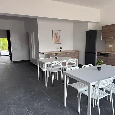 T&k - - 4-7 - Private Parking - Wifi - Fully Equipped Kitchen Apartment