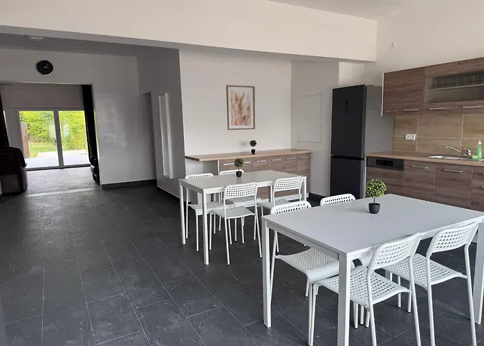 T&k - - 4-7 - Private Parking - Wifi - Fully Equipped Kitchen Appartement